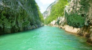 Acqua verde cristallino fiume Neretva
