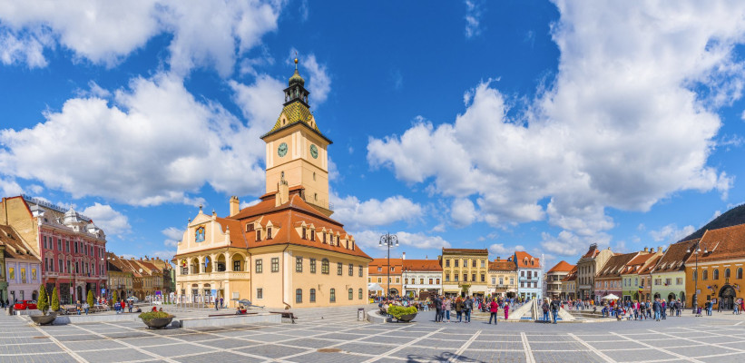 Panoramica Piața Sfatului con vista suCasa del Consiglio