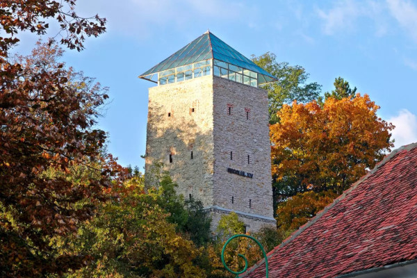 Torre Nera con tetto in vetro